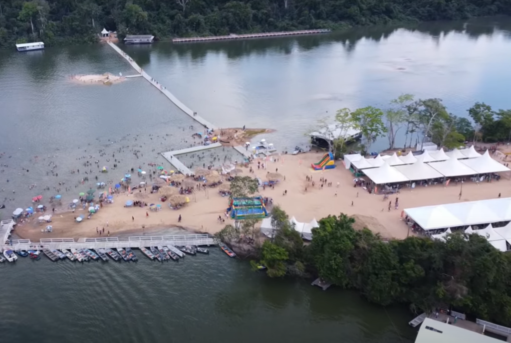 plataforma-flutuante-na-Ilha-FestPraia-em-Paranaíta