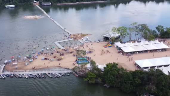 plataforma-flutuante-na-Ilha-FestPraia-em-Paranaíta
