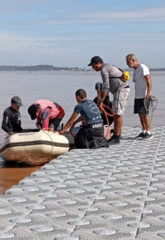 Voluntários em plataforma flutuante para auxiliar nos resgates das vítimas das enchentes