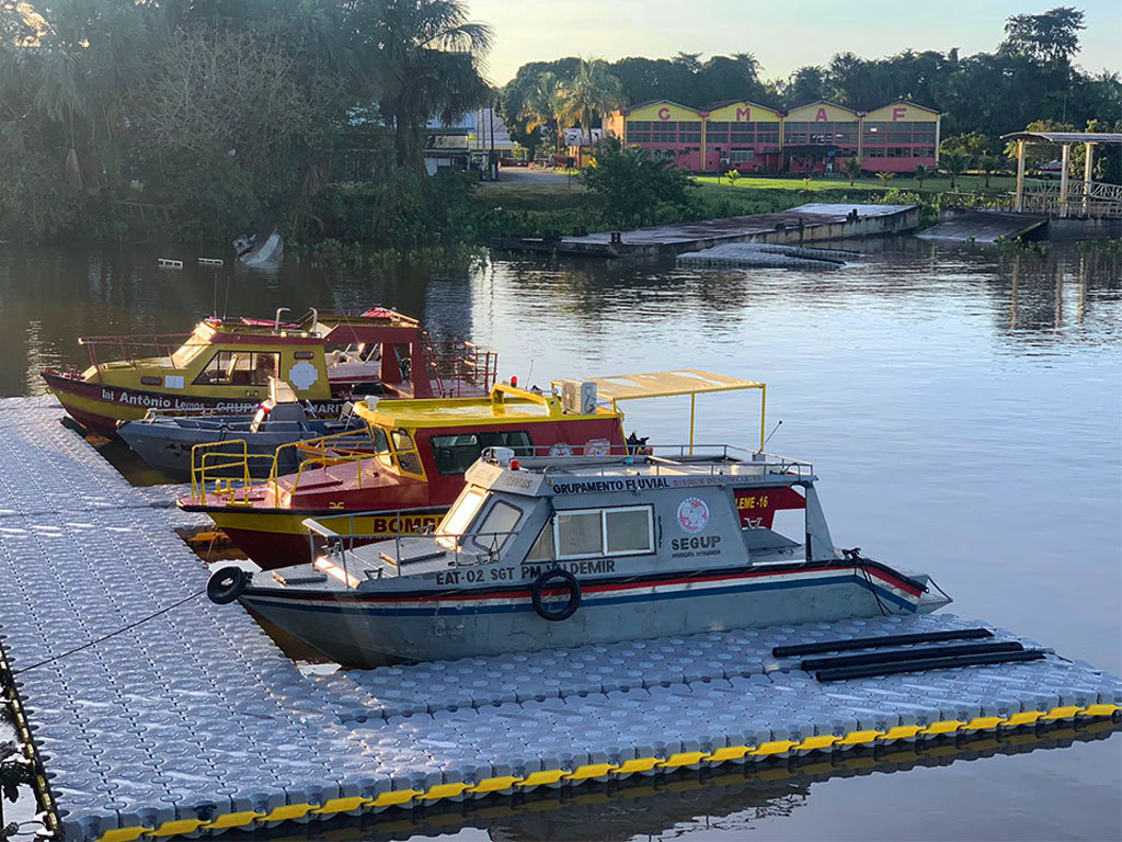 Embarcações de salvatagem dos bombeiros de Belém do Pará atracadas em plataformas flutuantes Pierplas.